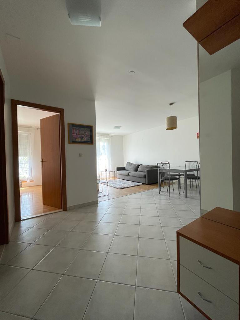 Little Sunlight Oasis Apartment Split
