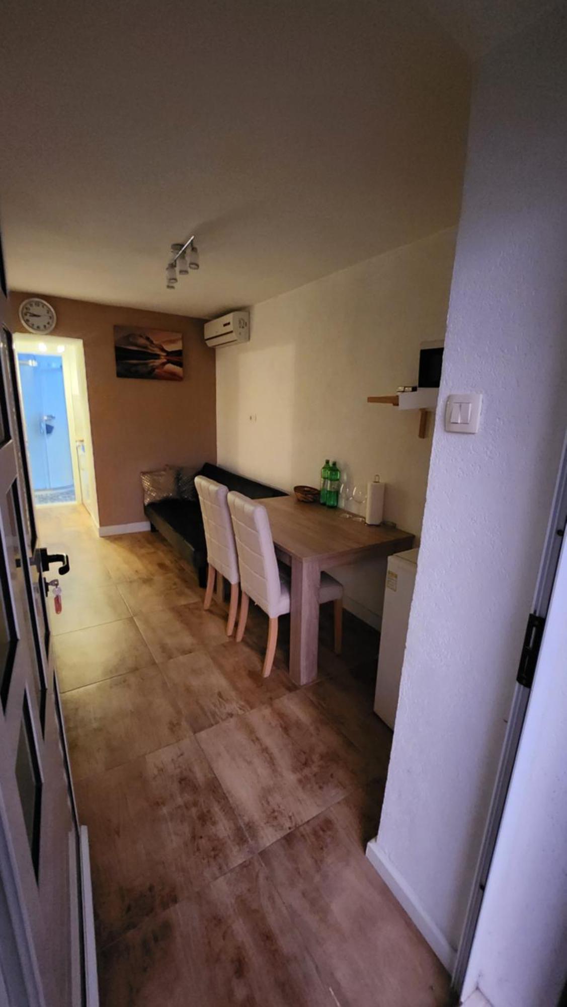 Apartment Live In