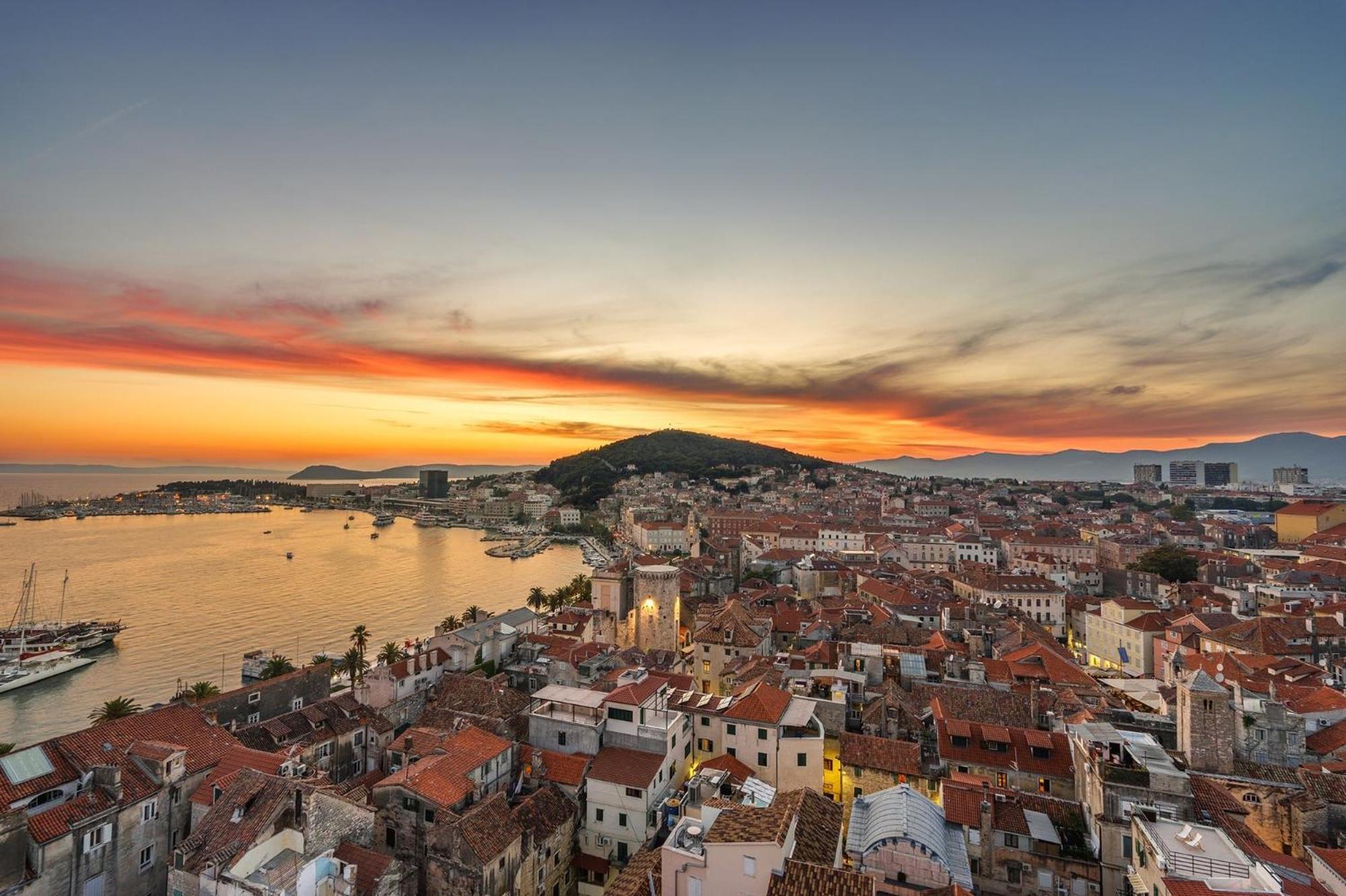 New!!! Deluxe Dino In The Old Town Of Split