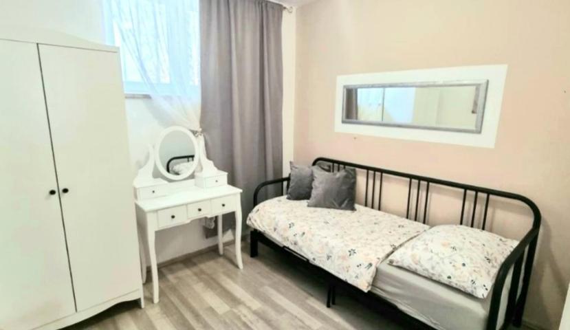 Charming In Center Apartment