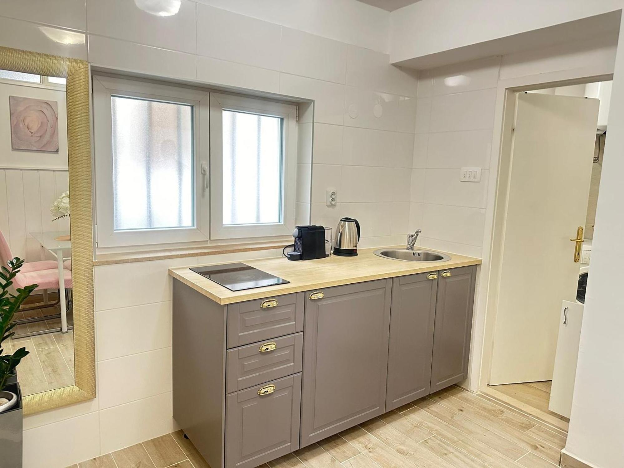 Charming In Center Apartment