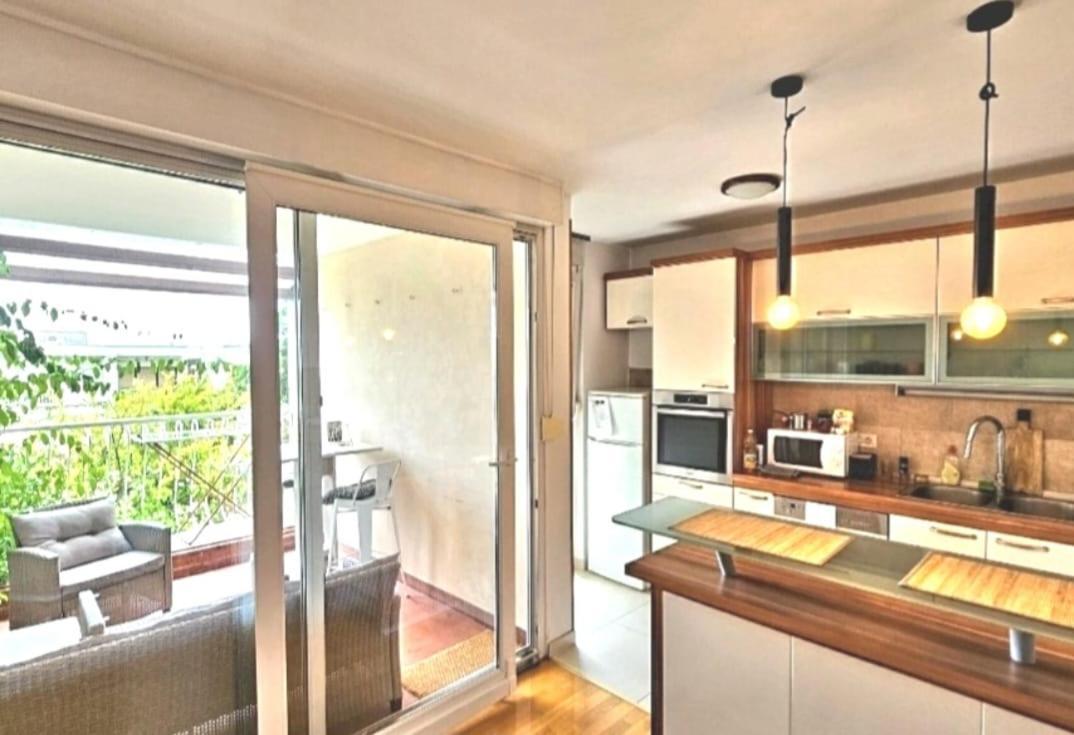 Beautiful Large Apartment, Walk To Beach *