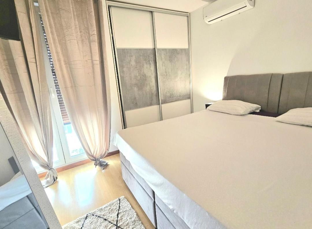 Beautiful Large Apartment, Walk To Beach Apartment *