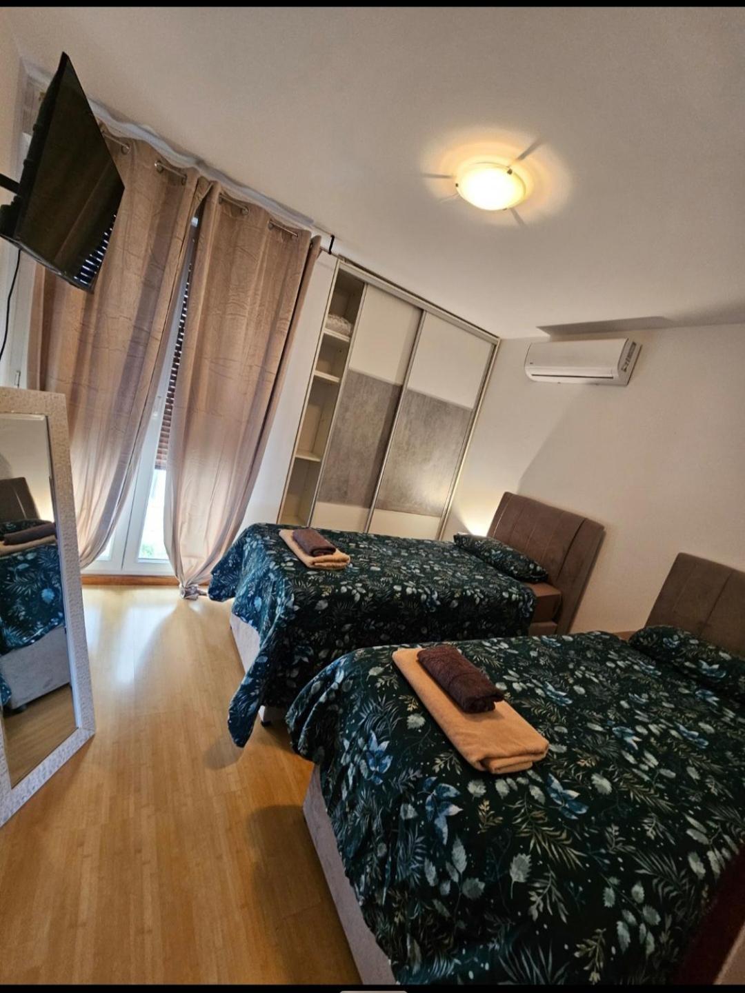 Beautiful Large Apartment, Walk To Beach *