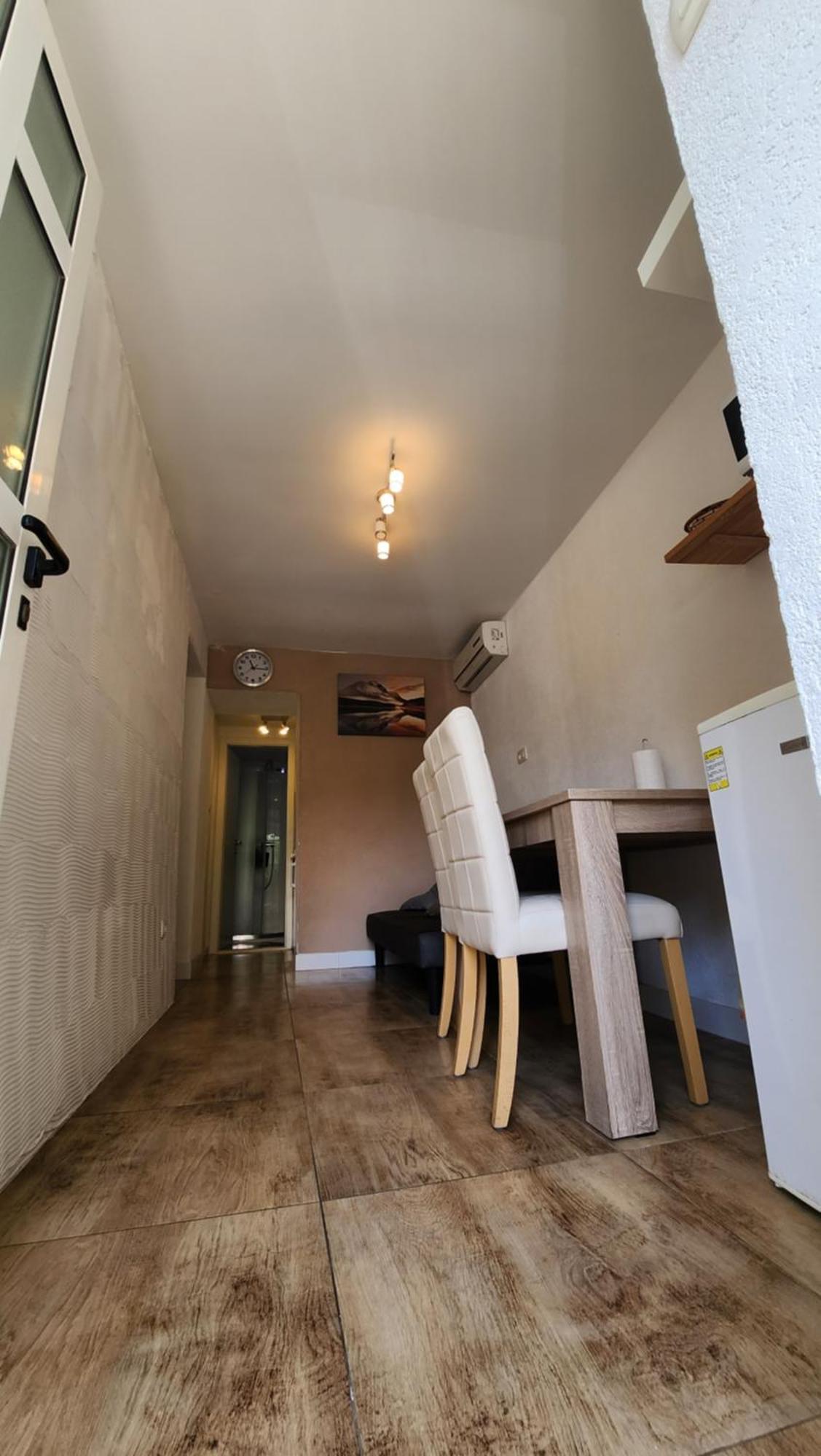 Live In Apartment Split