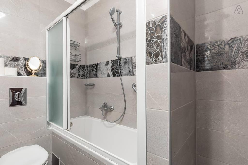 Deluxe Manuela With Balcony Center Guest house