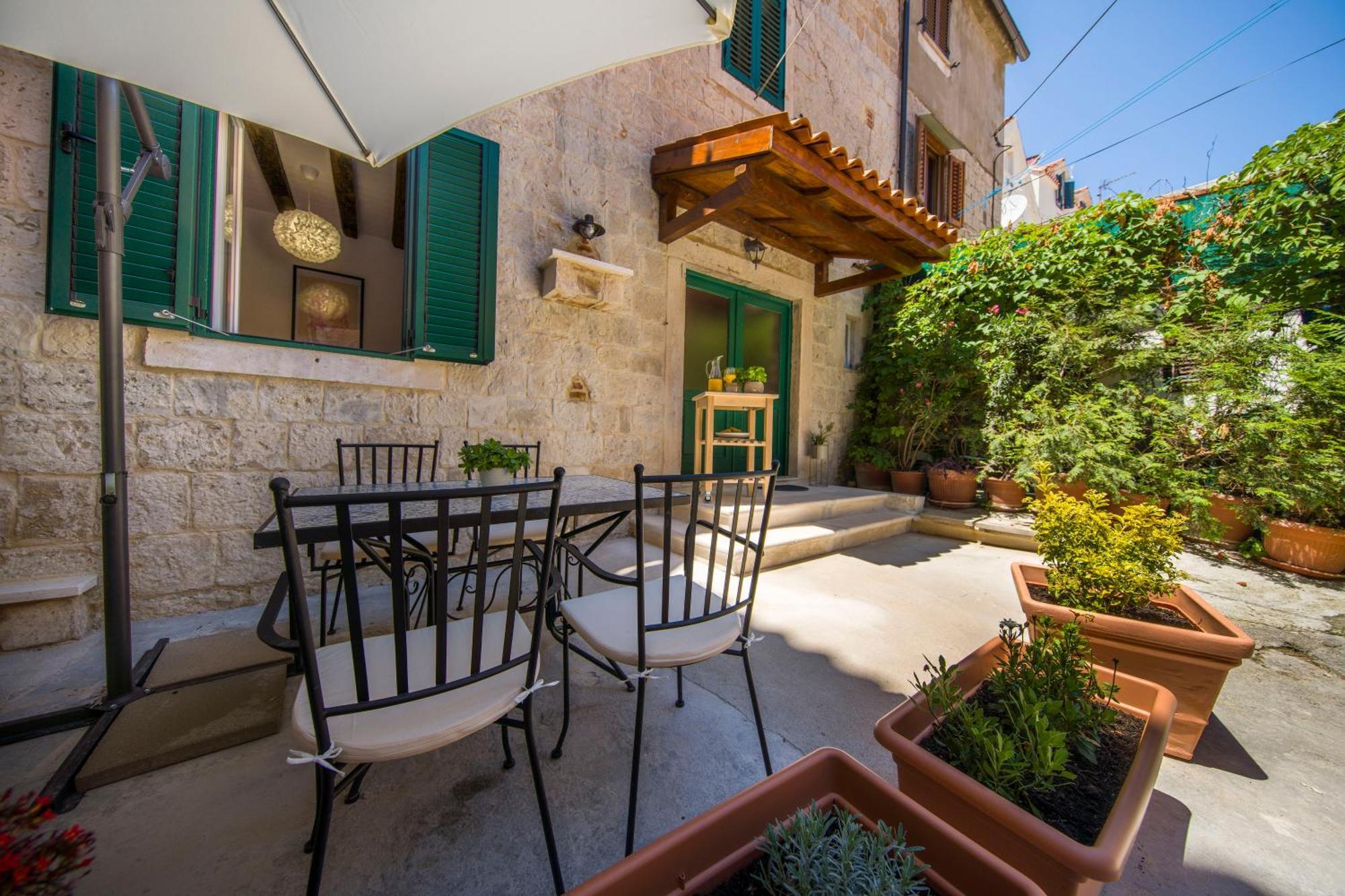 Guest house Kokolo Town House Split