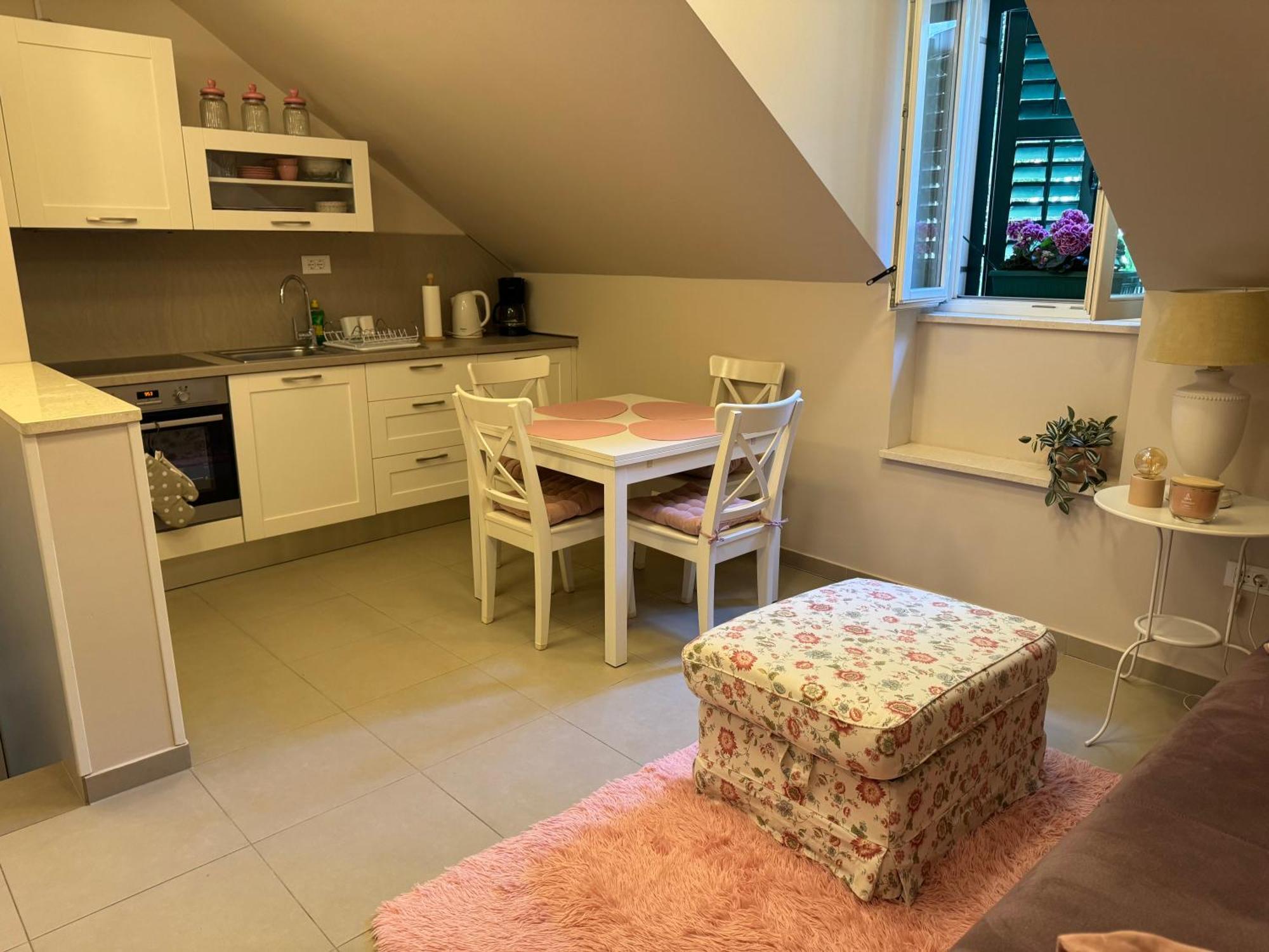 Ora Apartment Split