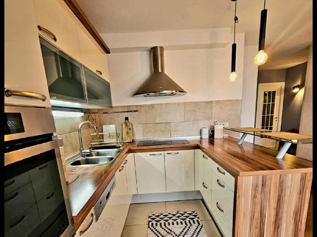 Beautiful Large Apartment, Walk To Beach * Split