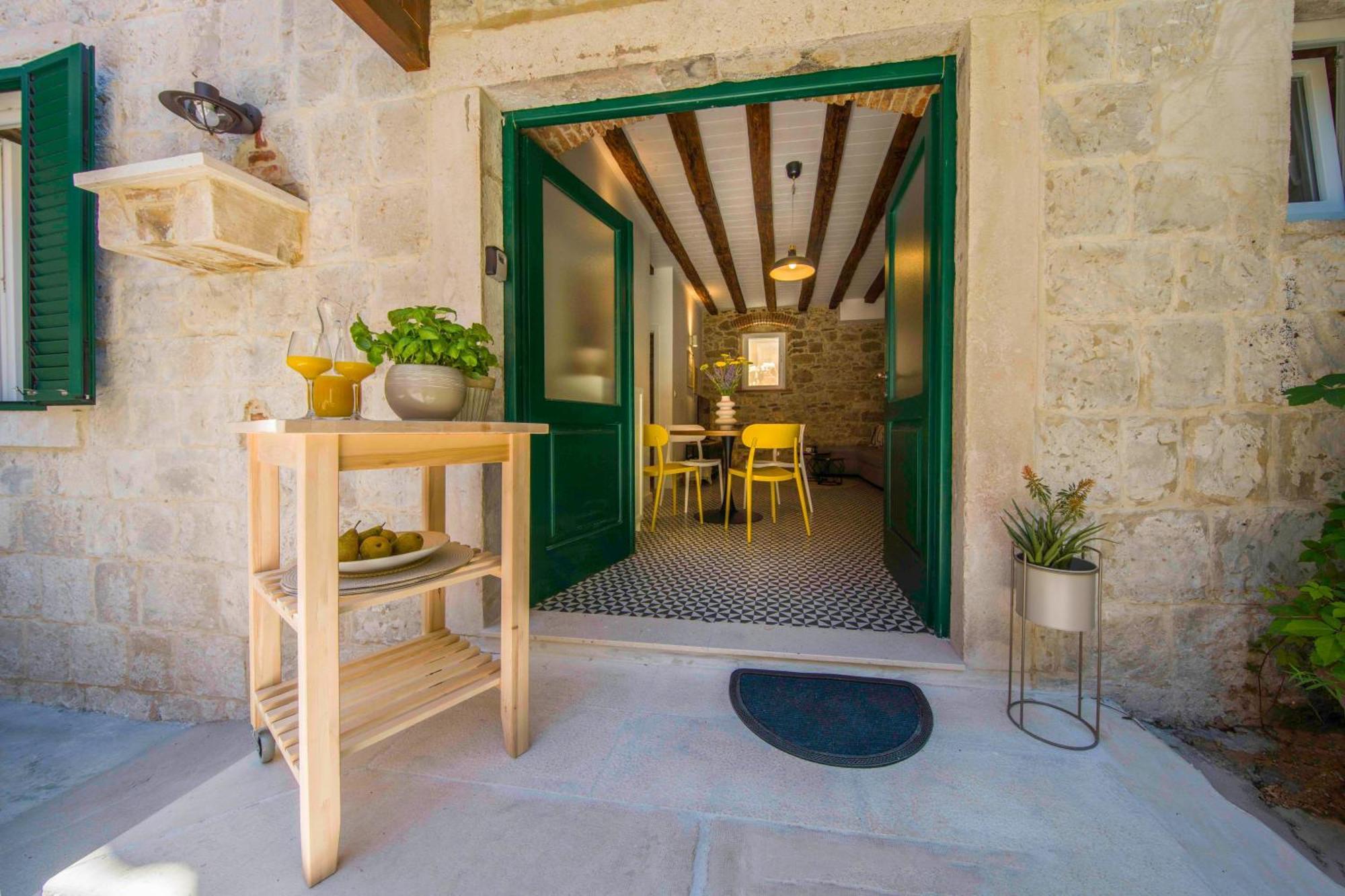 Guest house Kokolo Town House Split