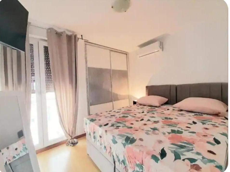 Beautiful Large Apartment, Walk To Beach Apartment