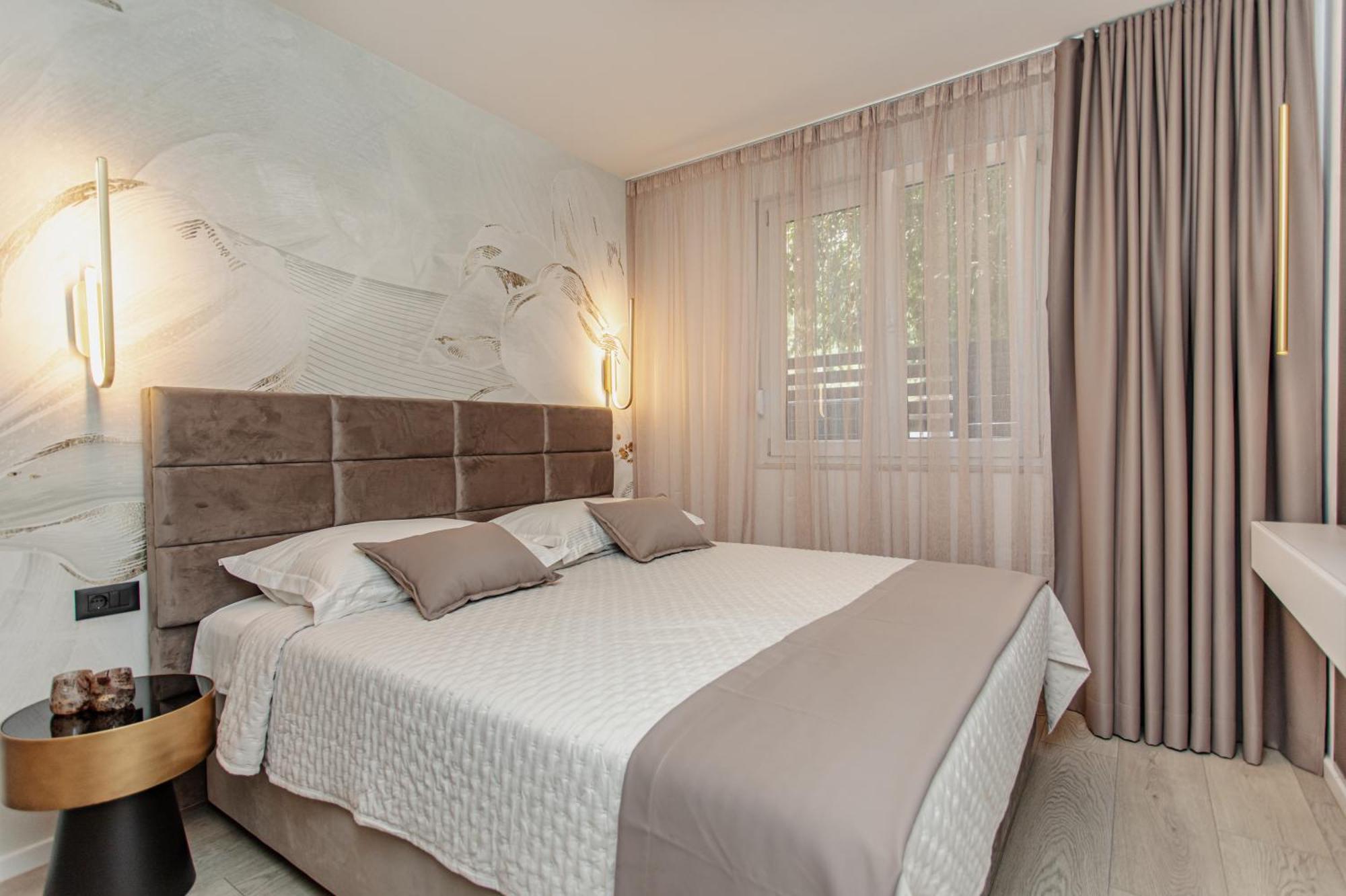 Stunning Designer Bella With Private Garage Split
