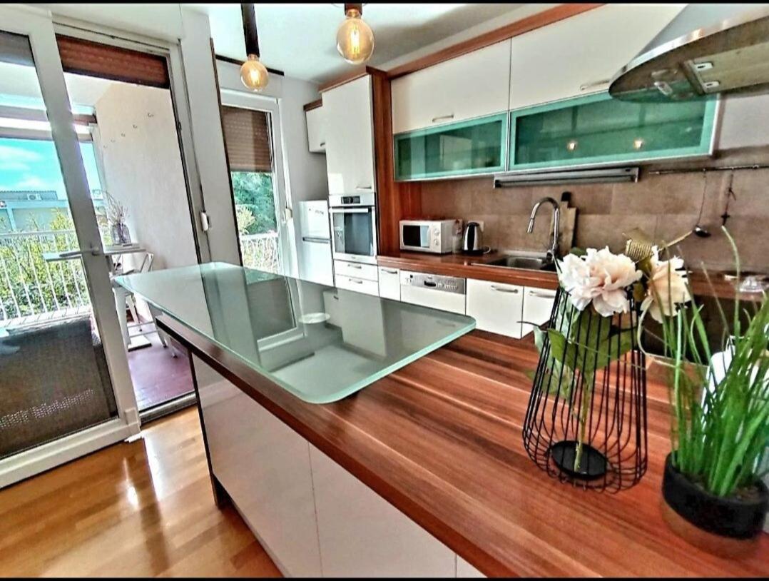 Beautiful Large Apartment, Walk To Beach Apartment Split