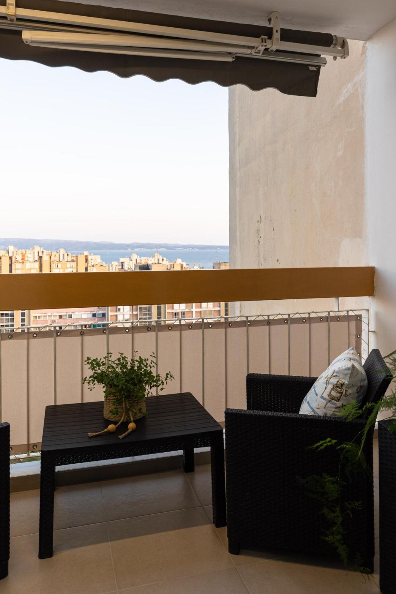 Tranquil Retreat W/ Balcony Sea View & Workspace