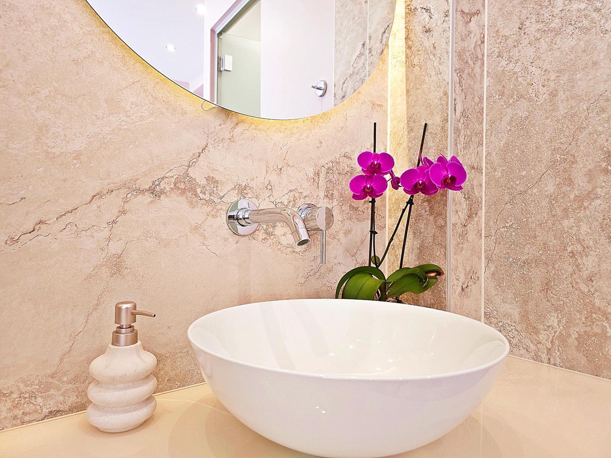 Luxury Seaside House Noble- Location In Town Guest house