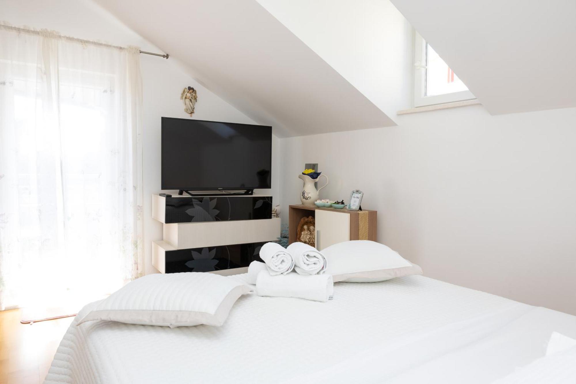 Dome Apartment Split