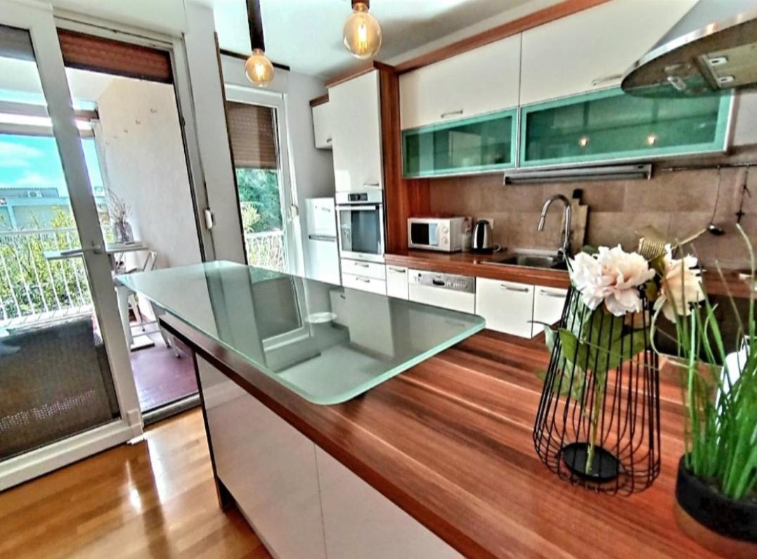Beautiful Large Apartment, Walk To Beach *
