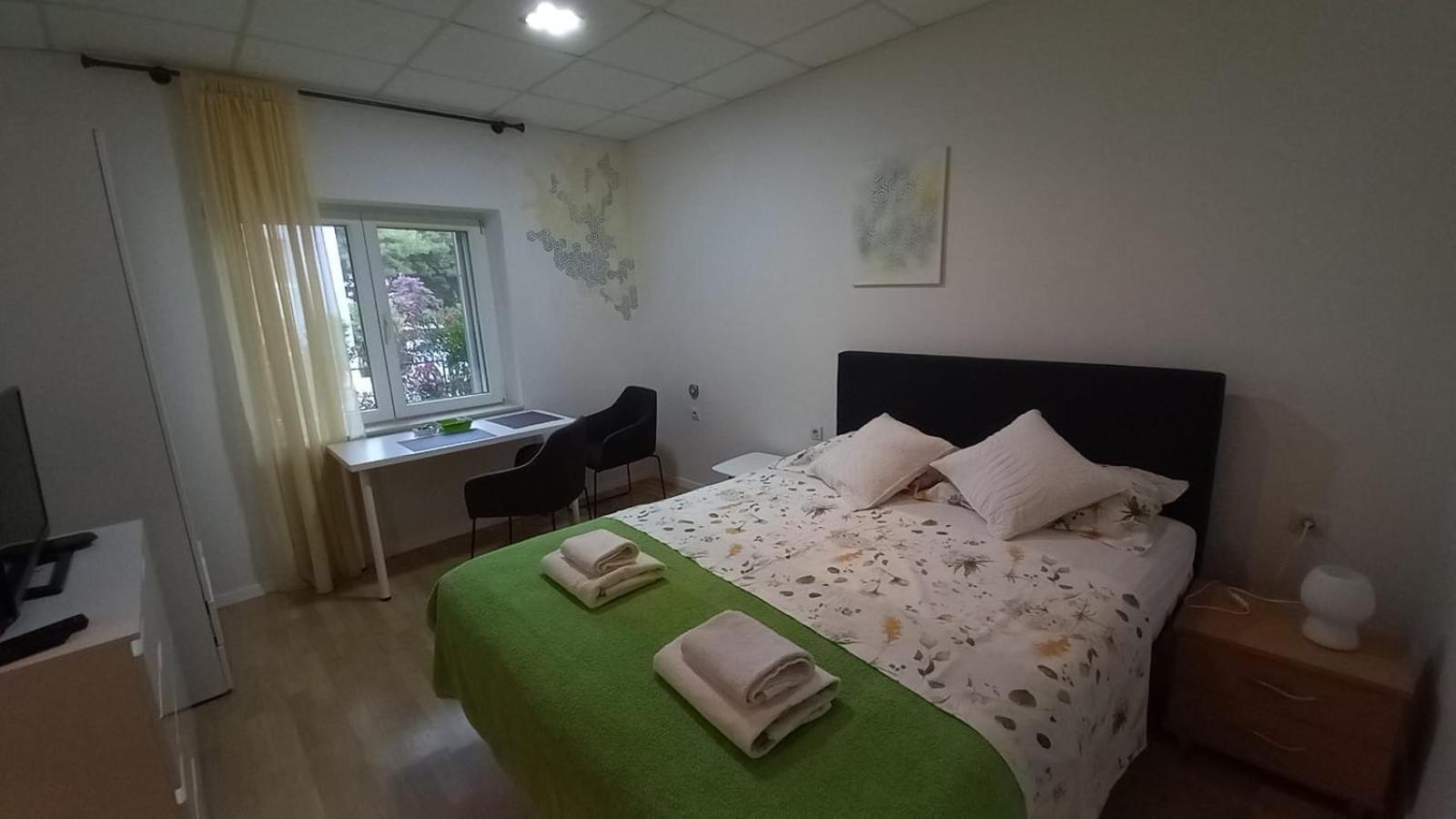Zsa Zsa Zenta 1 * Split