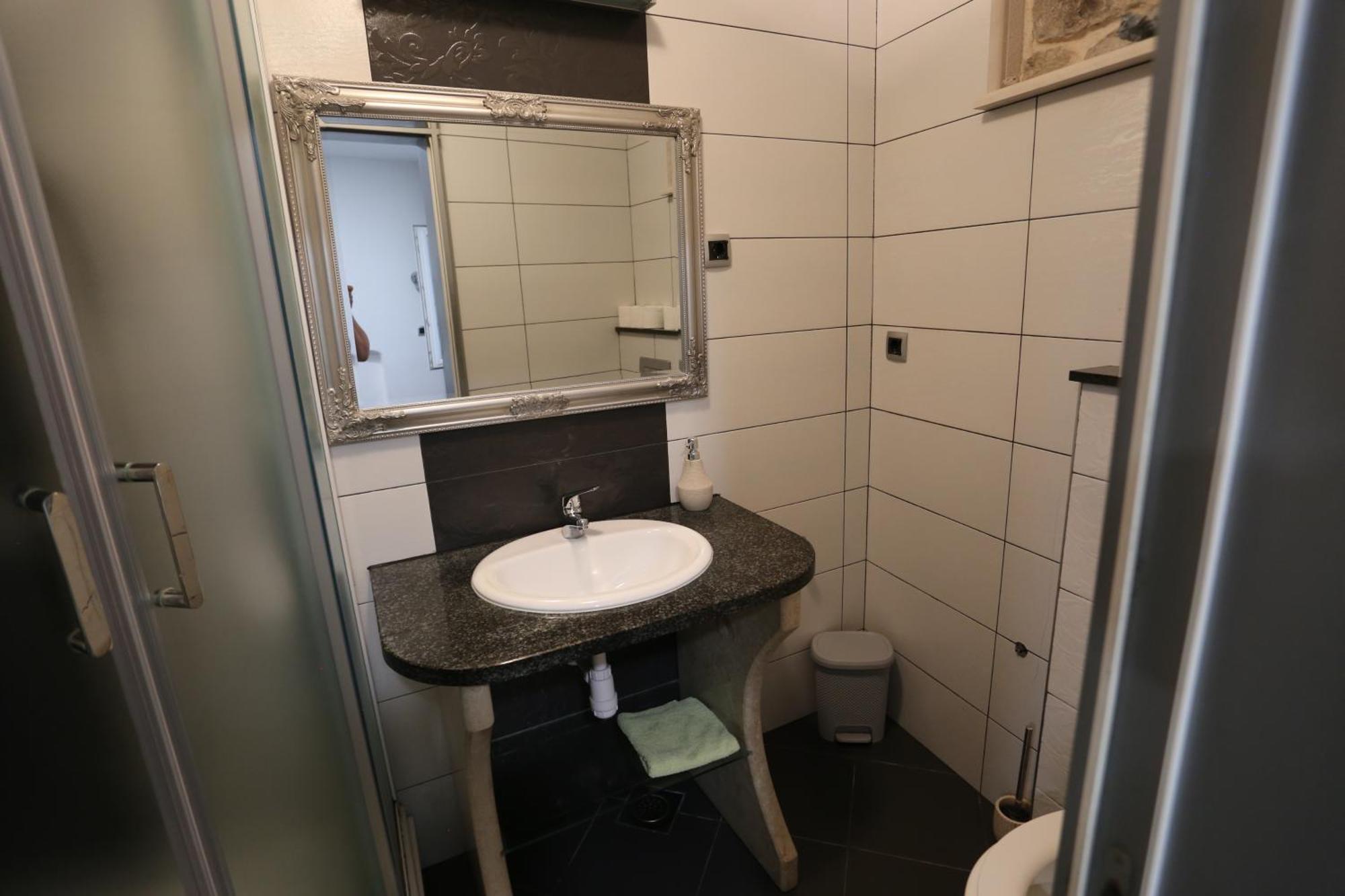 Nikolla Apartment *