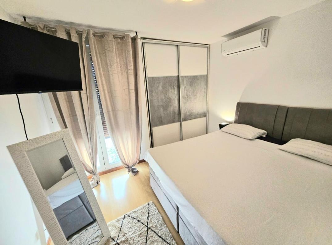 Beautiful Large Apartment, Walk To Beach * Split