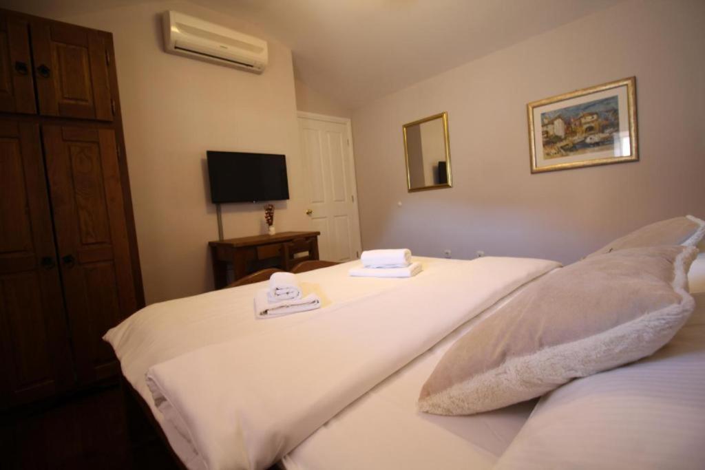 Varos Guest house