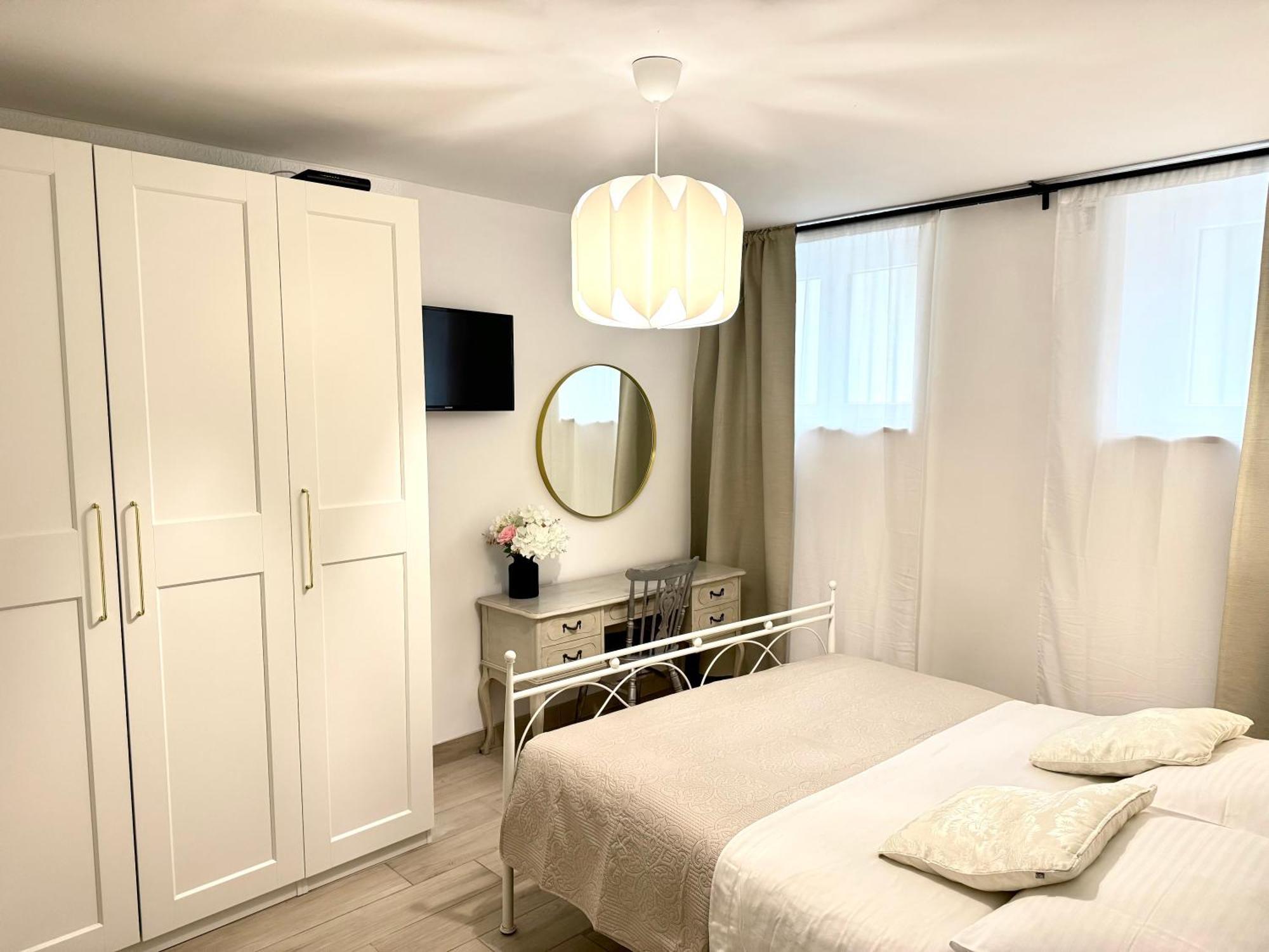 Charming In Center Apartment