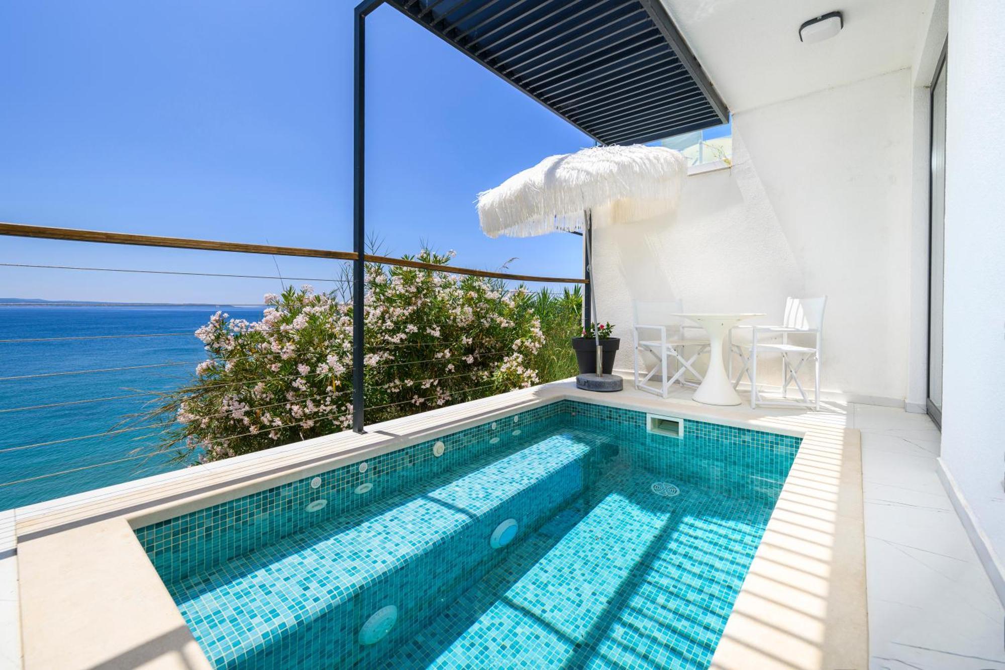 Gallery Luxury Suites & Rooms-Only Adults * Split