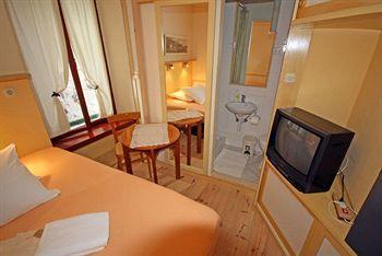 Hotel Cecilija 2*