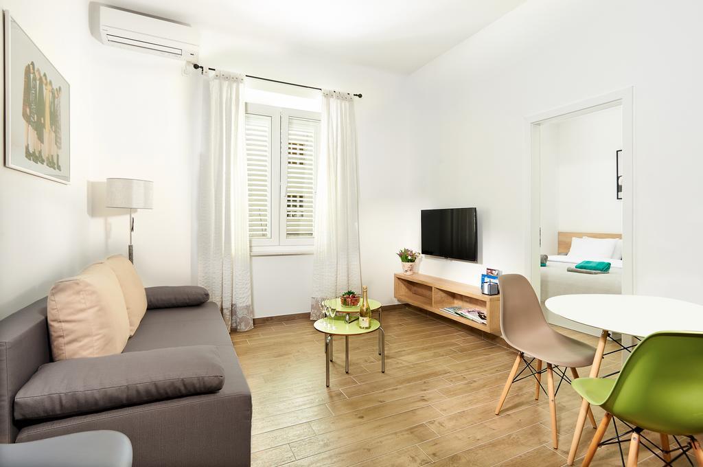 Regina Apartment *