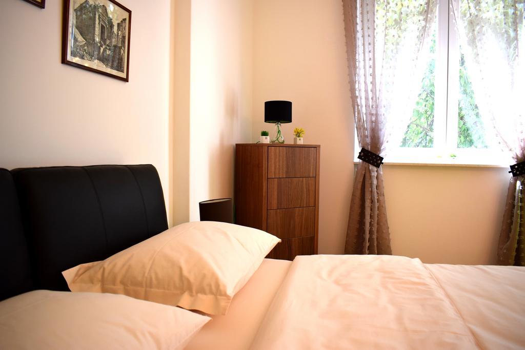 Galaxino Apartment Split