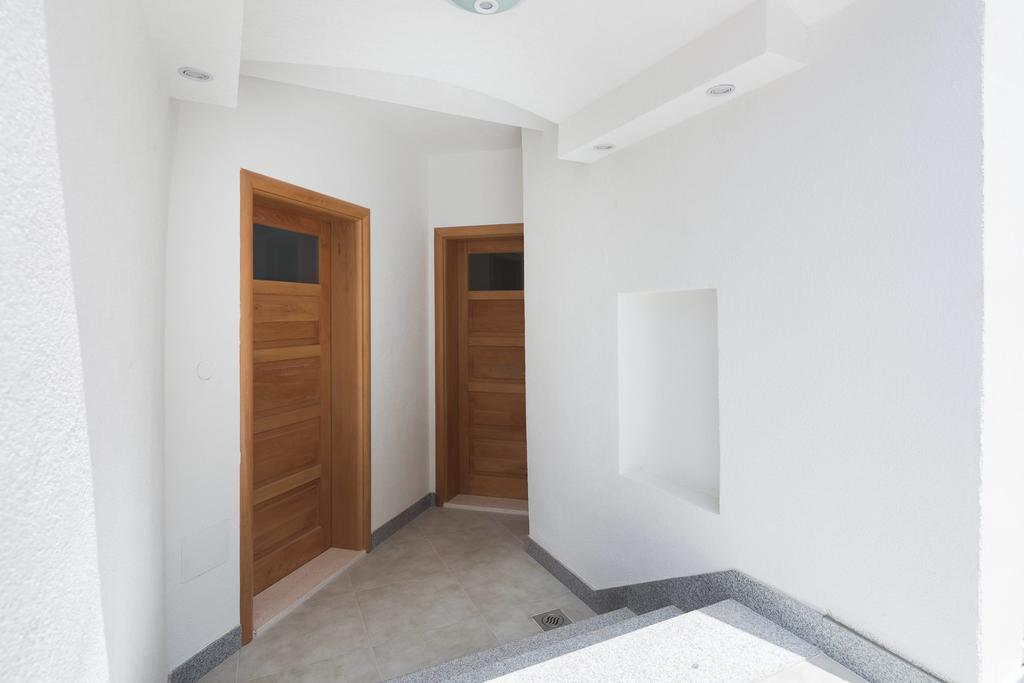 Apartment Bliss With Free Parking Split