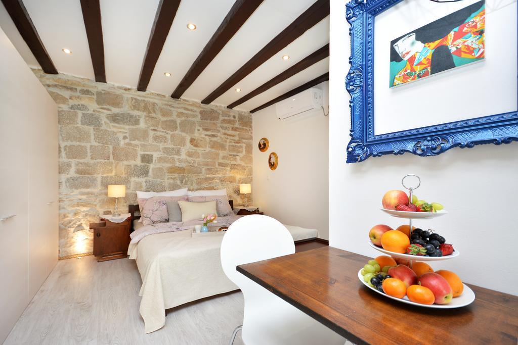 Studio Rustica & Moderna Apartment
