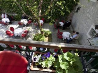Veli Varos Split