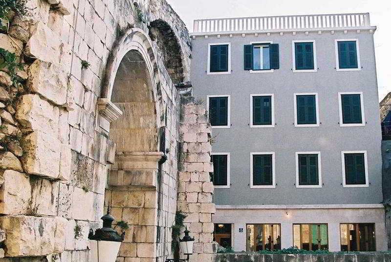 Peristil