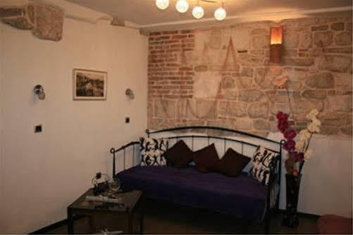 Nikolla Apartment *