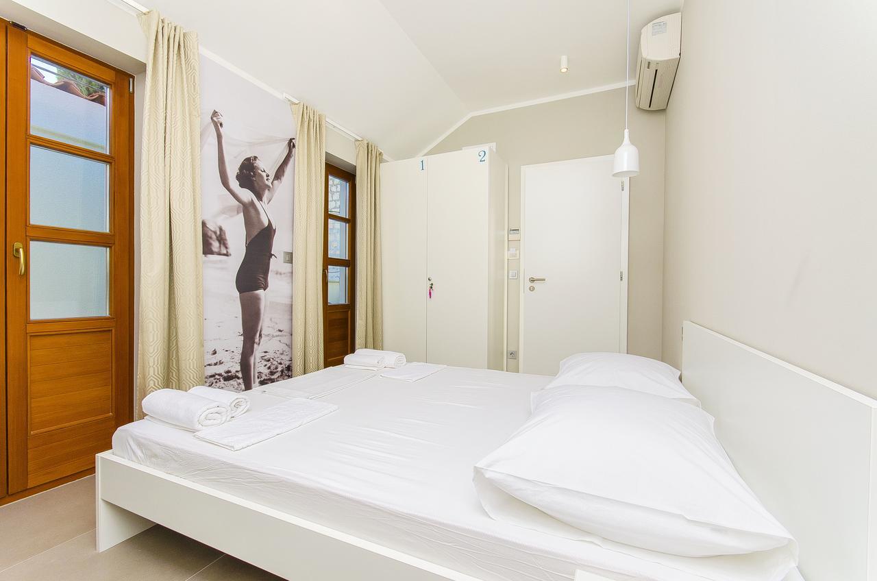 Dvor Hostel *