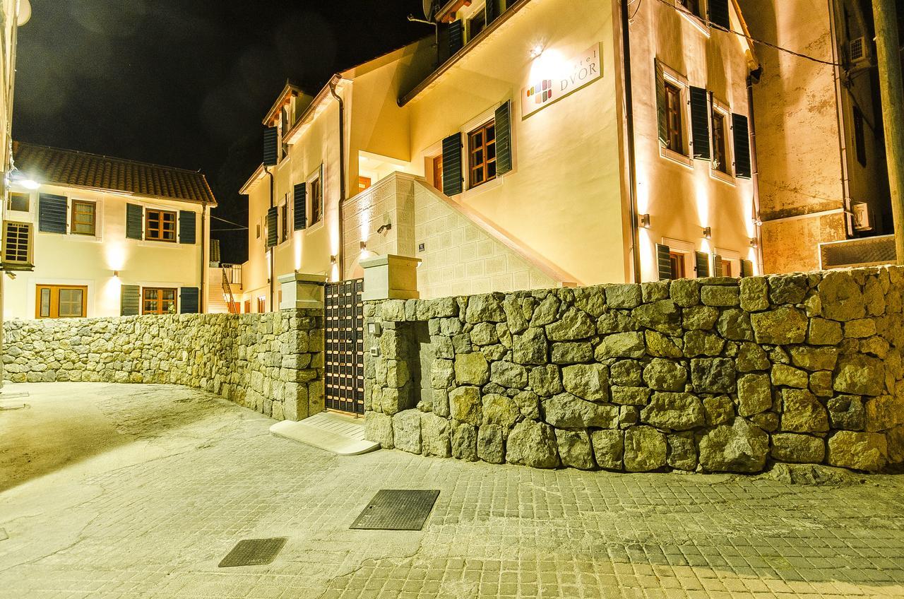 Dvor Hostel *