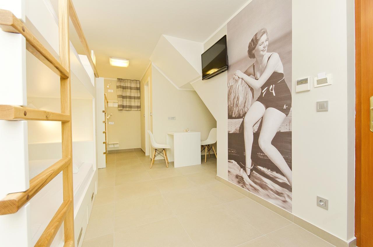 Dvor Hostel *