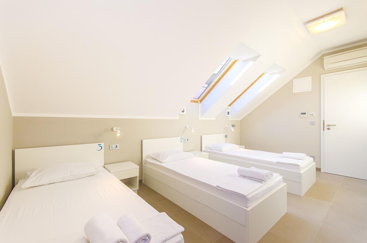 Dvor Hostel *