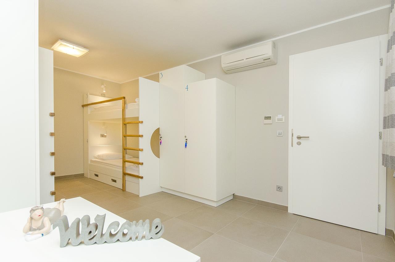 Dvor Hostel *