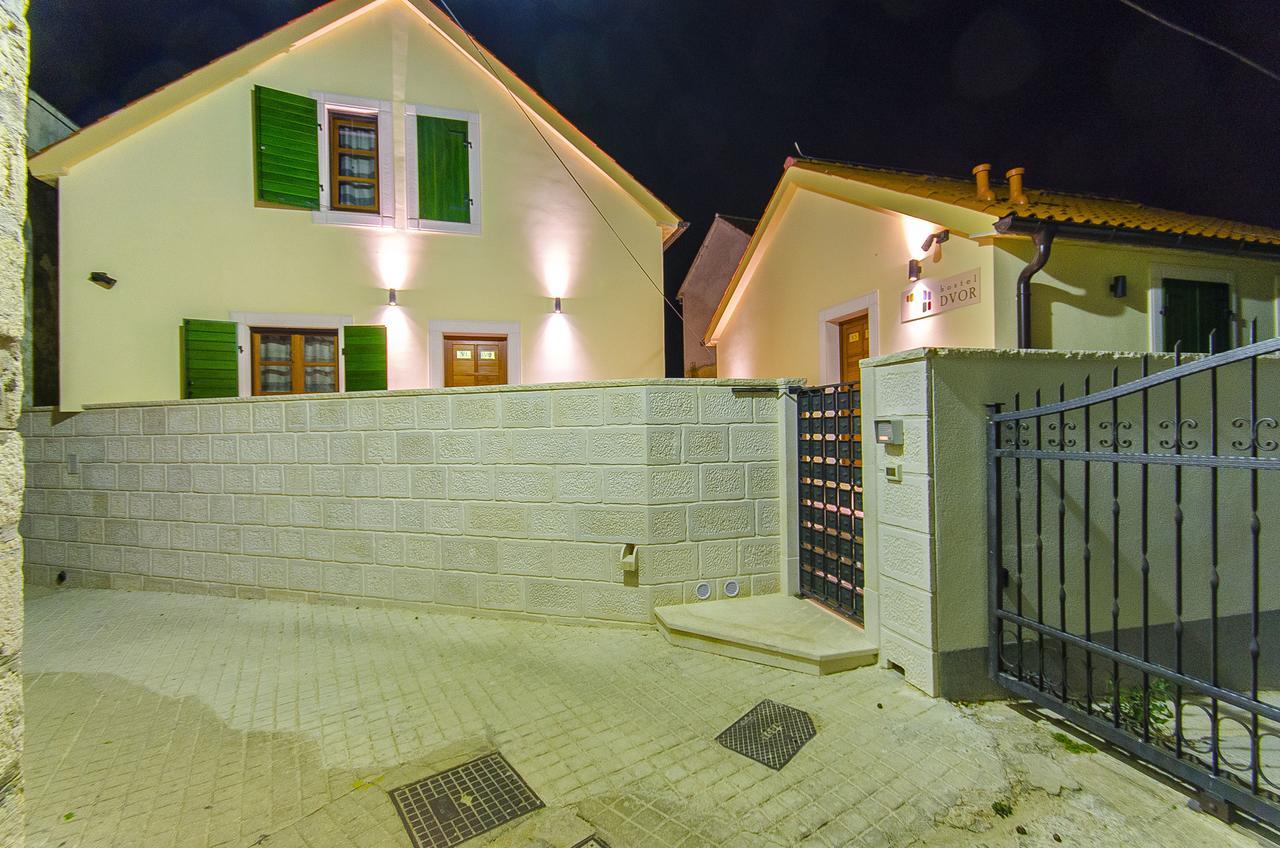 Hostel Dvor *