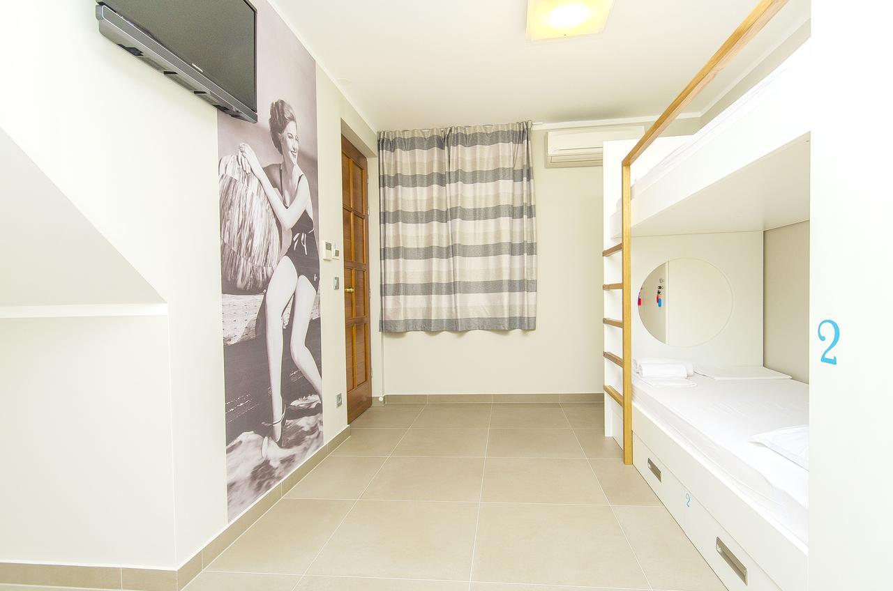 Dvor Hostel *