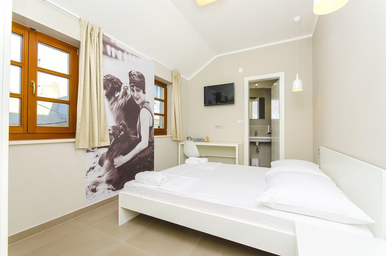 Dvor Hostel