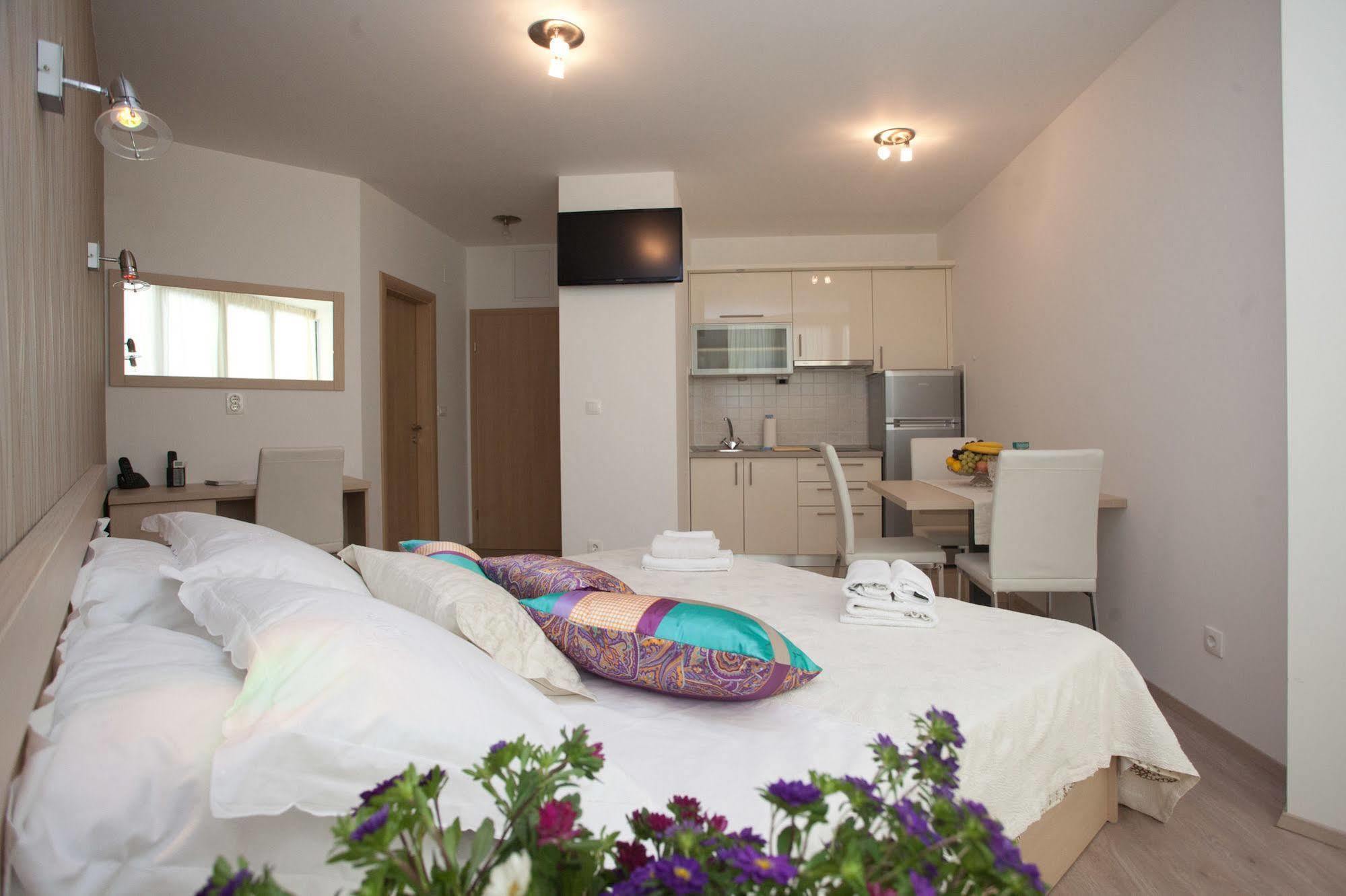Cro Jet Set Apartment