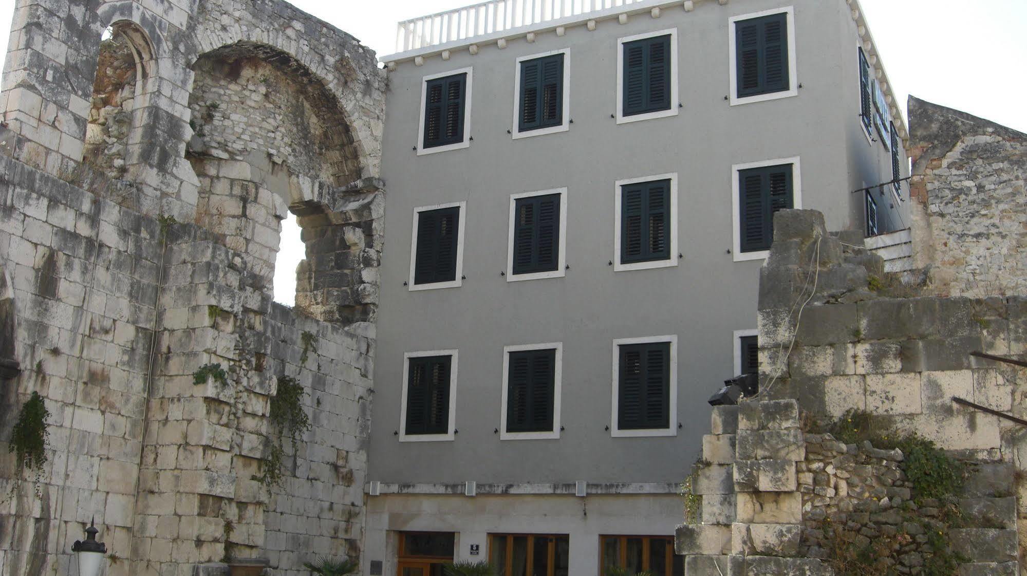 Peristil 3*