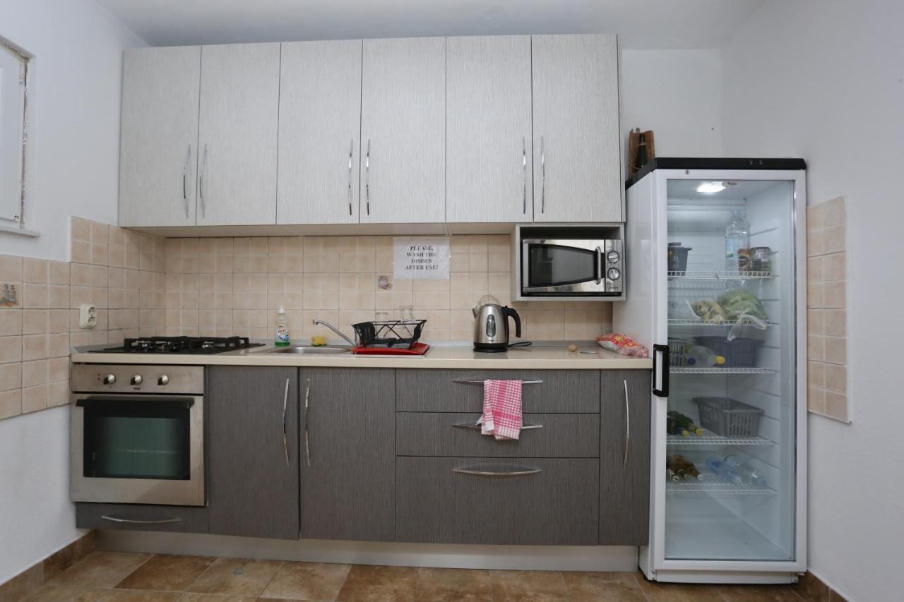 Nikolla Apartment *