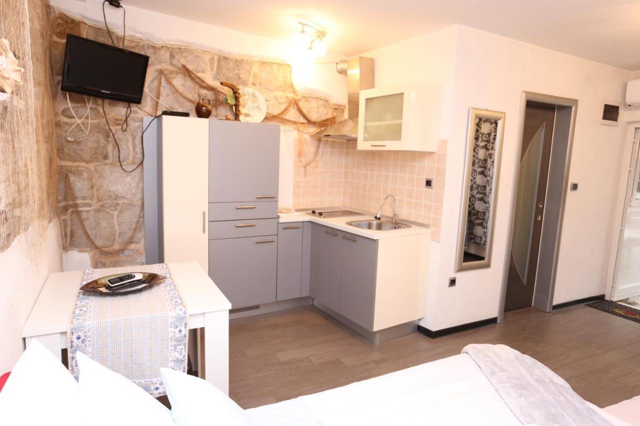 Nikolla Apartment *