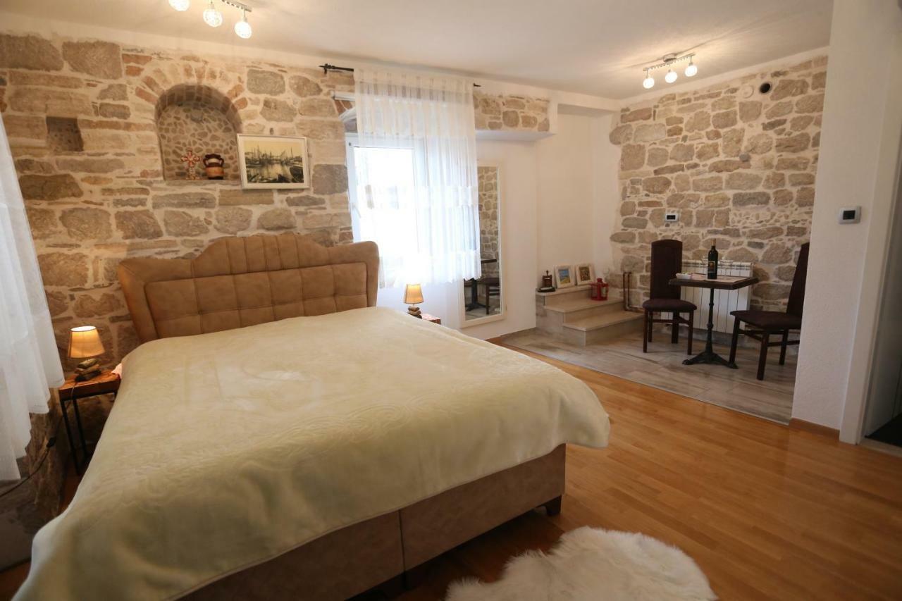 Nikolla Apartment *