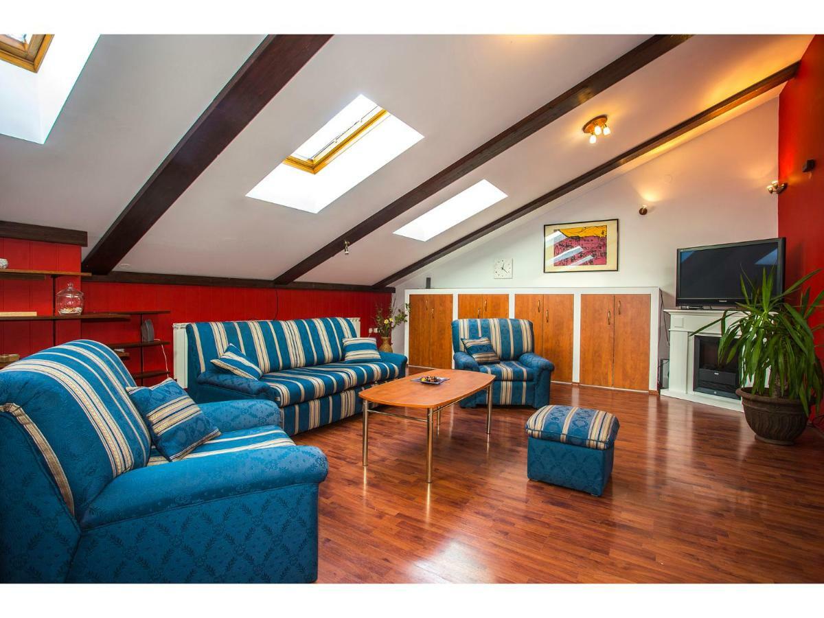 Riva Royal Lounge *