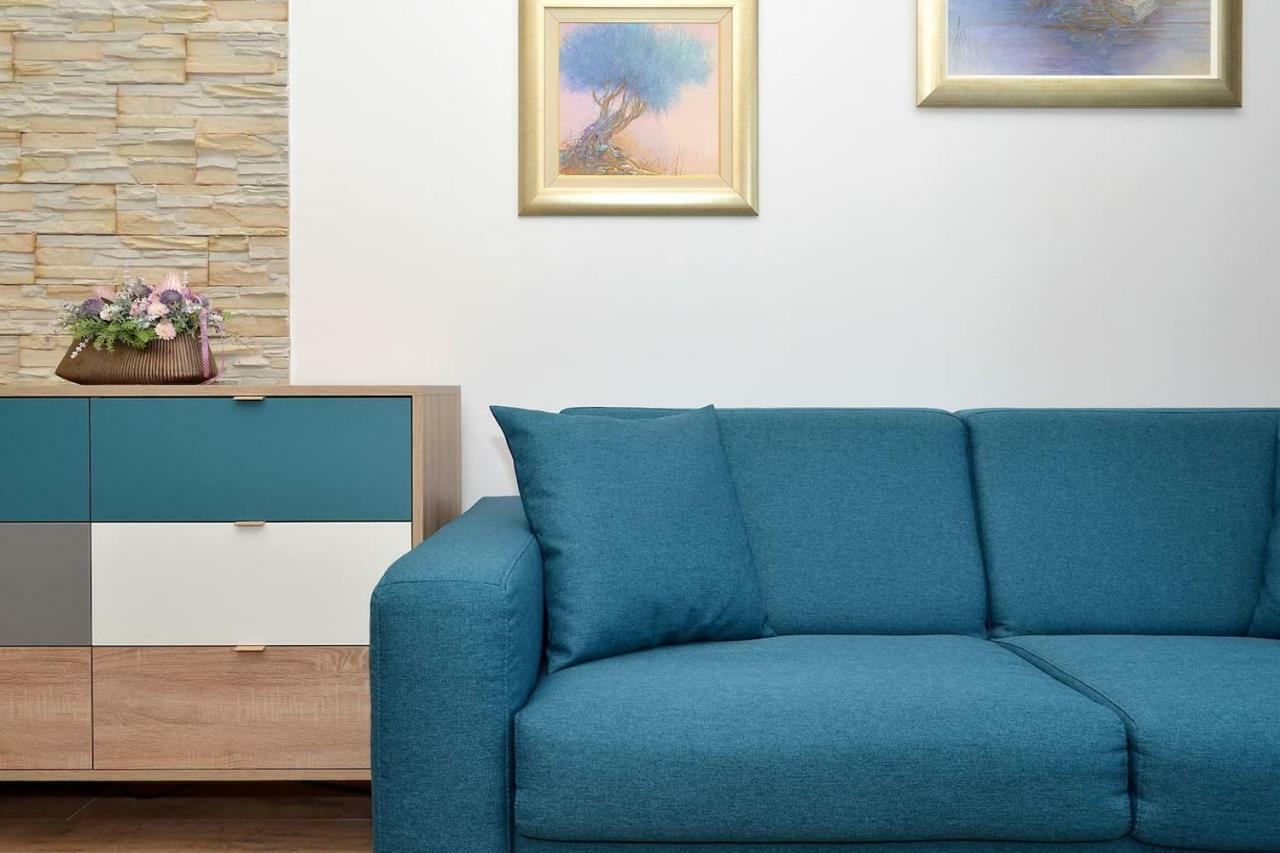 Brand New Luxury Blue Gallery * Split
